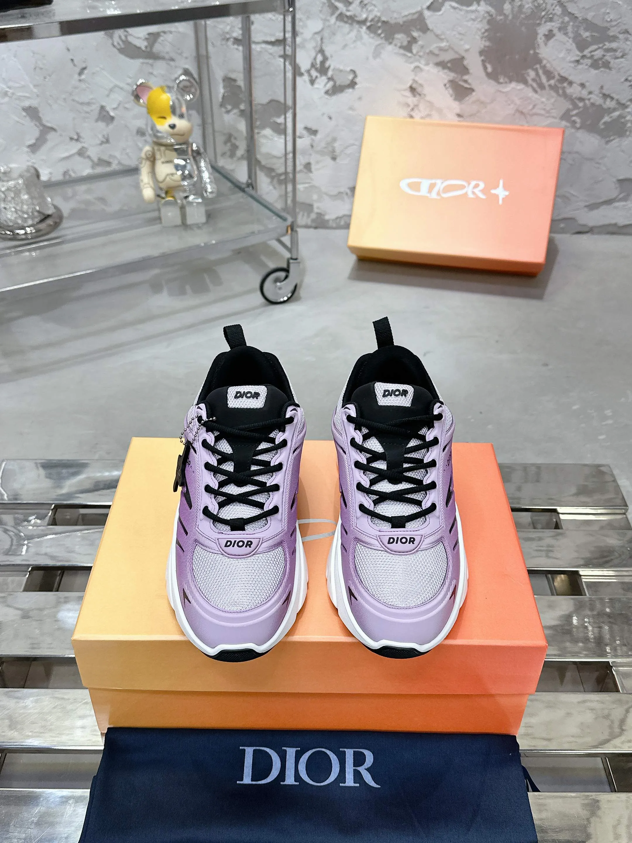 Factory price 760💰 Top version! ! ! Dior Dior's latest B44 Blade series, couple style, casual, thick-soled sneakers, running shoes, purchased from the original, developed and manufactured. This B44 Blade sneaker comes from the DIOR AND LEWIS HAMILTON exclusive limited series. It adopts a full silhouette design, eye-catching and fashionable, and is inspired by the 2000s. Crafted from gradient blue mesh with tonal technical panels, the sole is finished with a contrasting Blade panel that pays homage to the sport of running. DIOR AND LEWIS HAMILTON signature charms hang from the eyelets, while the Dior signature adorns the upper, heel and sides. Paired with black shoelaces, it is more refined, and the padded support design on the back highlights the sports aesthetic style, which can add modern style to all kinds of casual looks. Exquisite packaging at the delivery counter🛍📦 ▪️ Fabric: Original imported first-layer cowhide ▪️ Lining: Original imported breathable mesh ▪️ Sole: Original open-molded non-slip rubber material ▪️ Bottom thickness: 5.5CM ▪️ Size: Women's 35-40 / Men's 39-46
